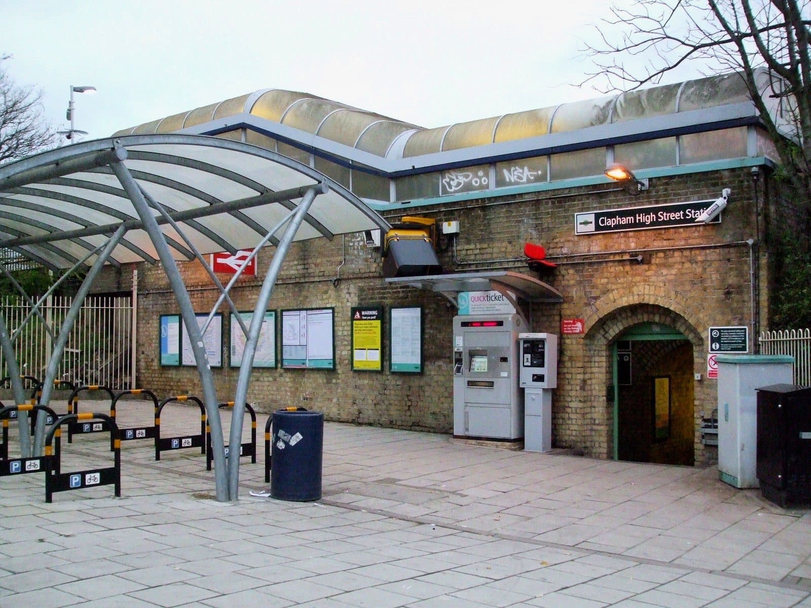 Clapham High Street stn building