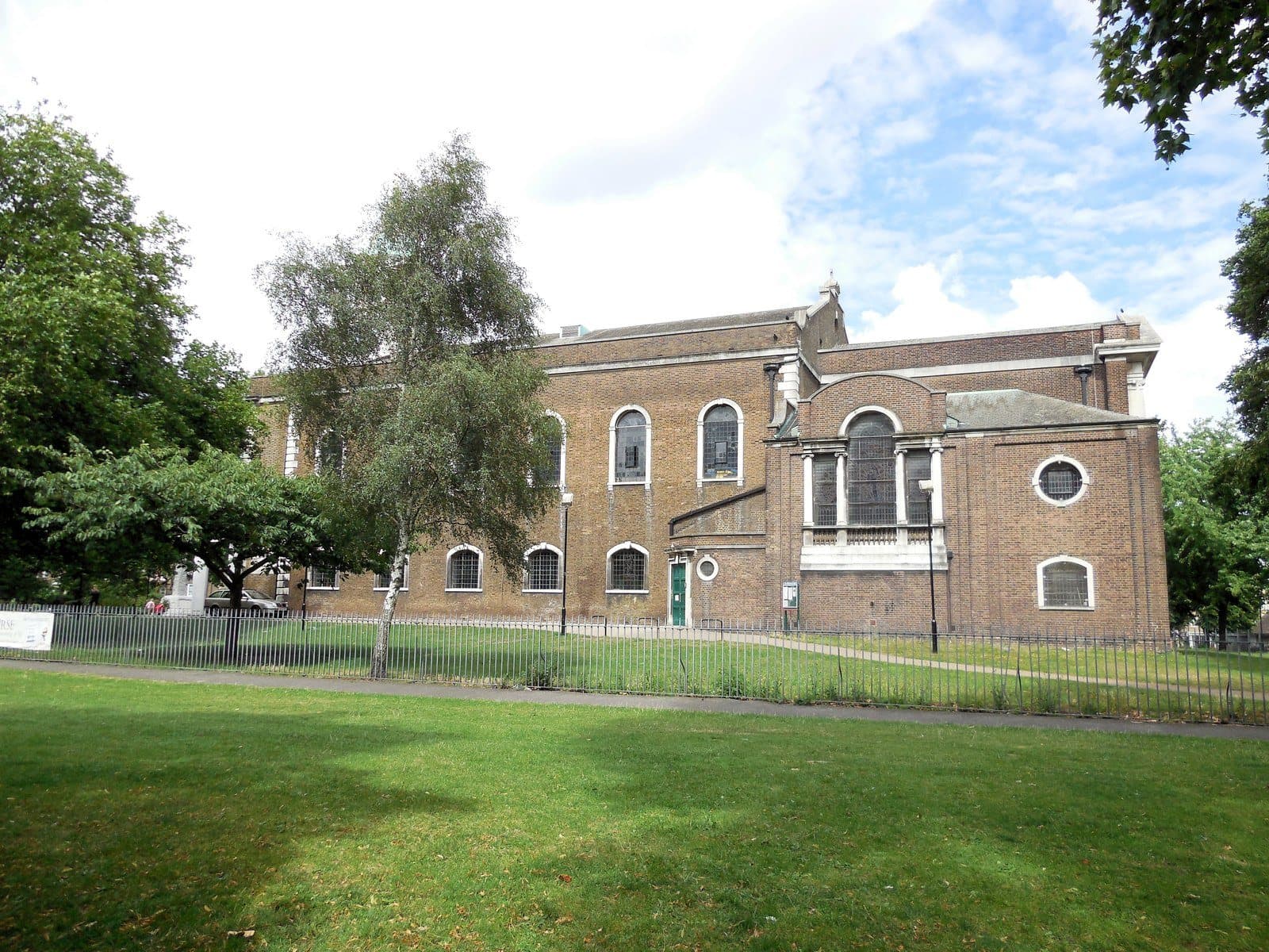 Holy Trinity Church, Clapham - geograph.org.uk - 3583721