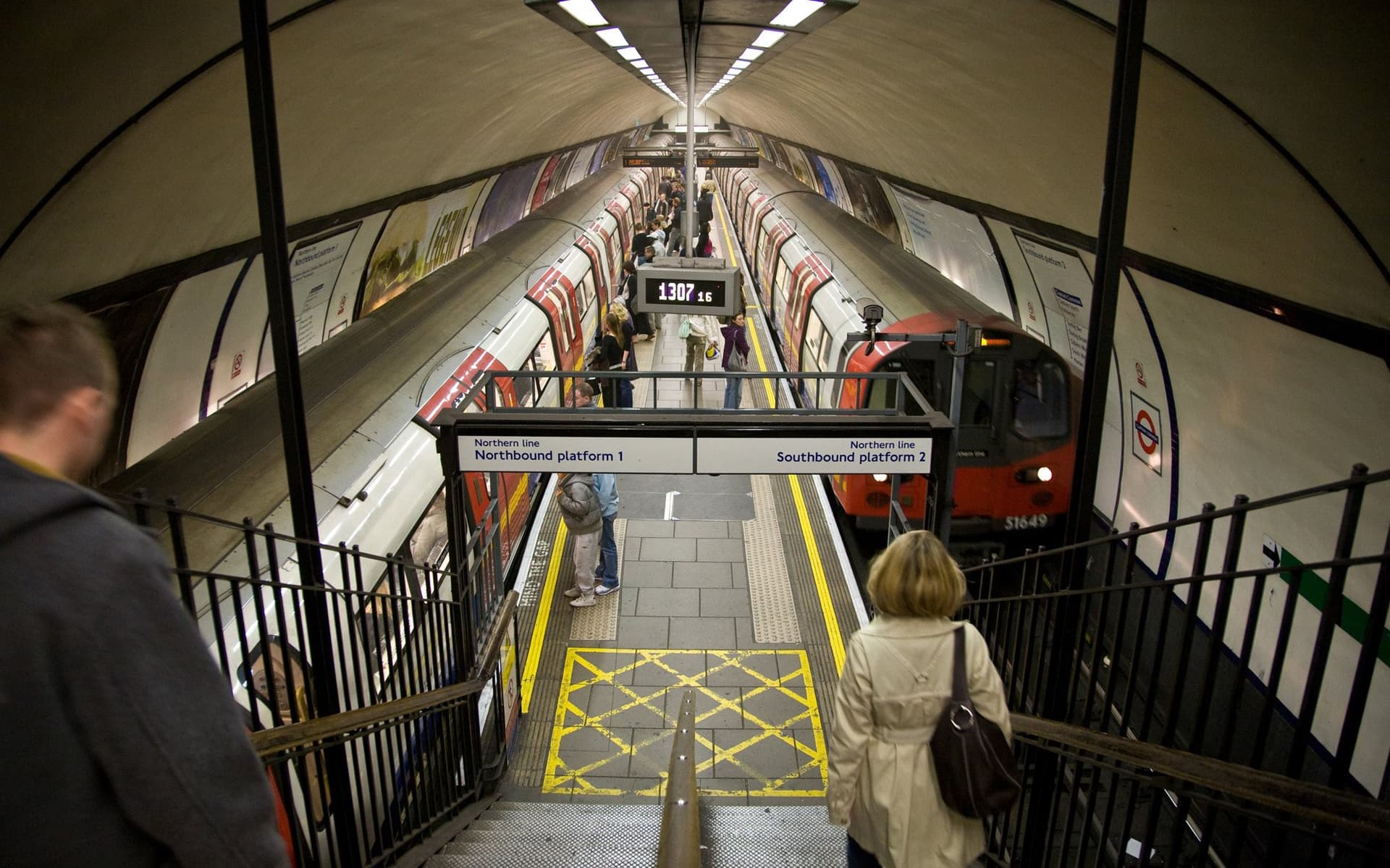Clapham Common Tube Station Platforms - Oct 2007